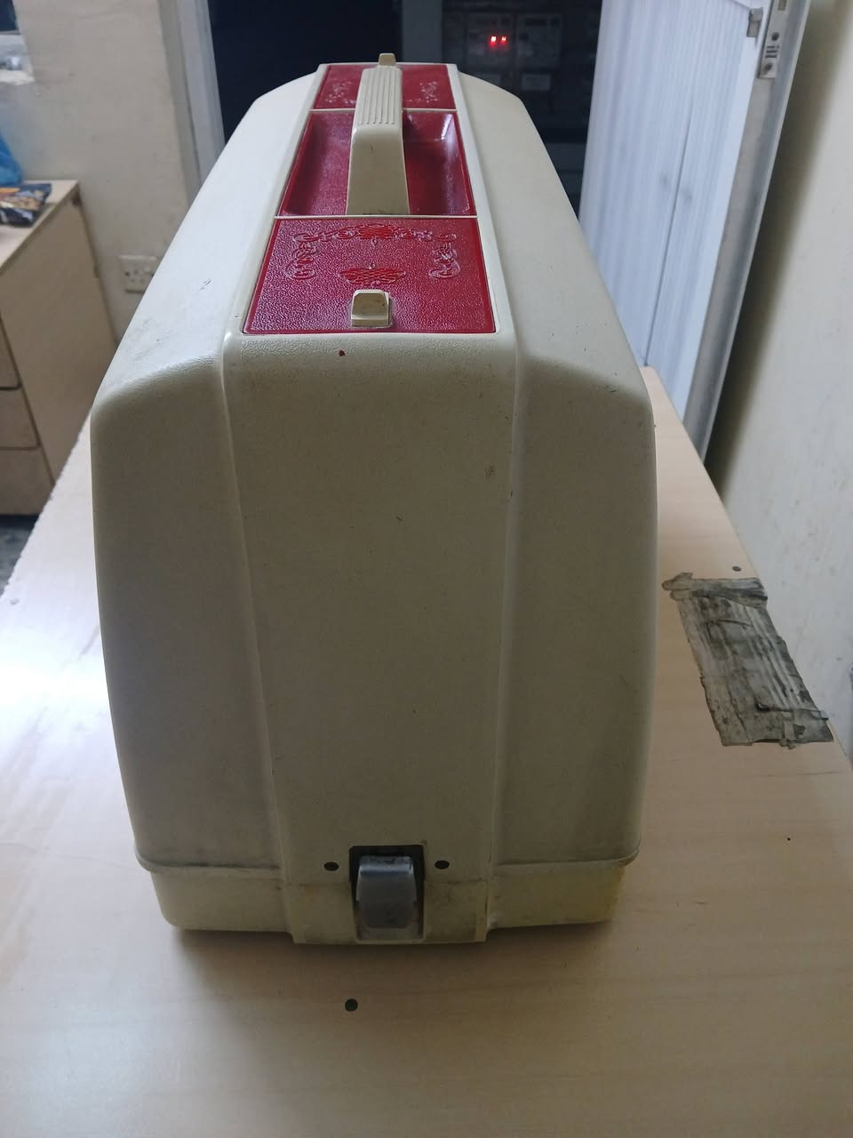 مكينة خياطة برذر ياباني شغالة موضح ذلك بالفديو السعر 150 الف للاستفسار التواصل ع الخاص او الاتصال بالرقم ***********
