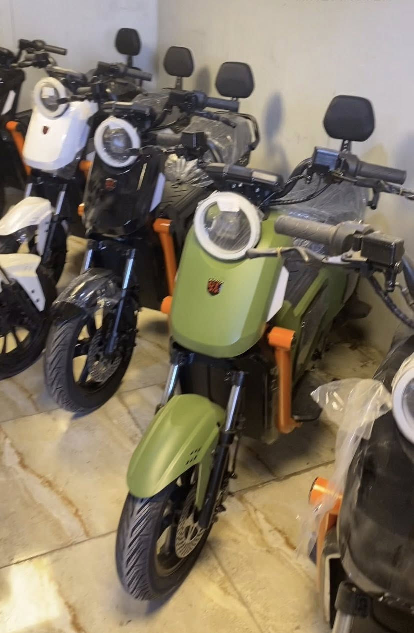 بسم الله ما شاء 
عرض 🔥🔥 خاص في الشهر الكريم 
جي تي إس 918  بطاريات ليثيوم فوسفات الحديد للمسافات الطويلة فول دسك امامي خلفي تشغيل عن بعد مخرج USB شاحن موبايل بطارية ليثيوم 48 فولت 50 أمبير فوسفات الحديد تمشي من 65 إلى 70 كيلو متر بالشحنة الواحدة حقيقي ضمان ضمان هذا المشي عند الشراء شاحنة اصلي تاير كبير 100/90/12 لايت زنون سكن LED 
ويوجد موديل قياس التاير 350/10 نفس الموديل والمواصفات بطارية ليثيوم فوسفات الحديد  48 فولت 30 أمبير تمشي من 40 إلى 50 كيلو متر بالشحنة الواحدة ضمان ضمان هذا المشي عند الشراء   
ملاحضه : 🔥🔥 متوفر جميع قطع غيار هذا الموديل جي تي إس 918 
الاسعار 750 الف
الاسعار 850 الف 
الاسعار 950 الف
الاسعار 1100 الف 
للاستفسار الأتصال على هذا الرقم يوجد واتساب 
 ***********
العنوان بغداد شارع الضلال
