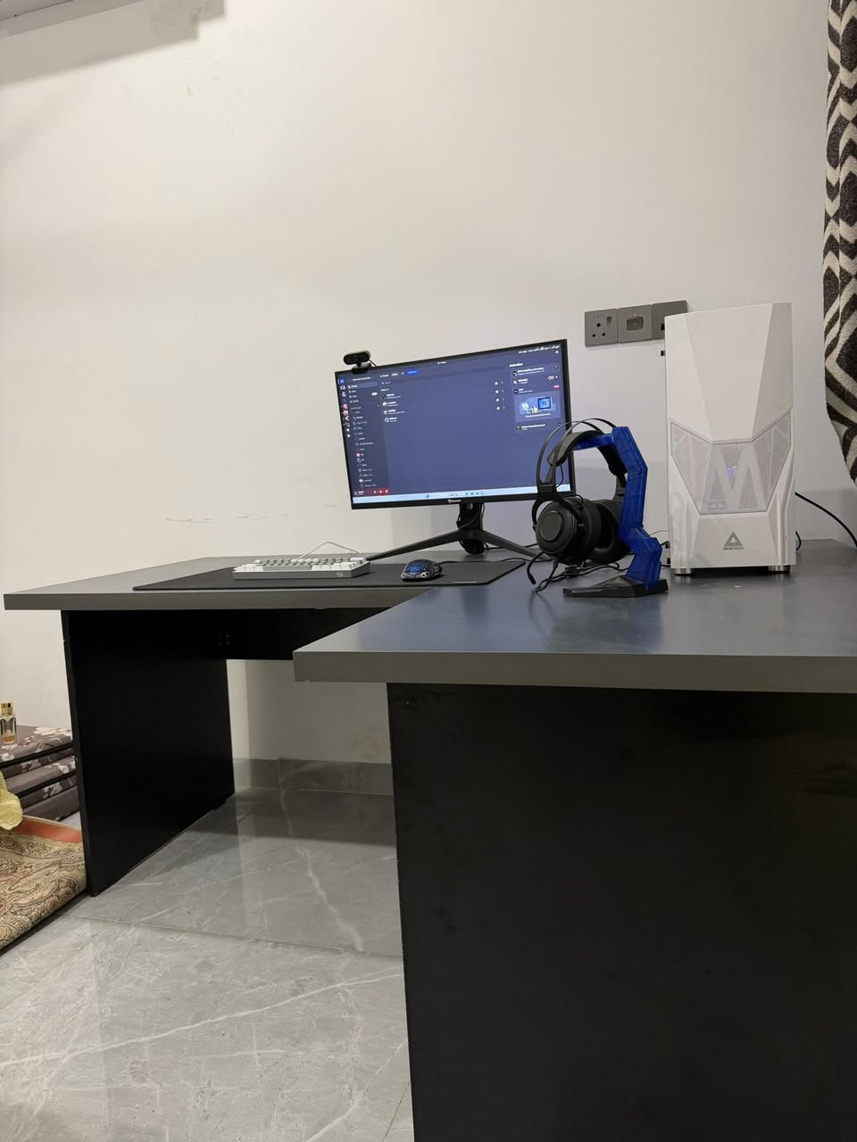 🚨 سيت أب Gaming & Streaming متكامل للبيع 🚨
إذا تدور على جهاز جاهز للألعاب الحديثة، البث المباشر، المونتاج والتصميم بدون أي تعب بالتجميع، هذا السيت أب يوفرلك كلشي تحتاجه 👌

🔥 مواصفات الكيس:
✅ Intel Core i5-13400F
✅ RTX 5060 Dual Fan
✅ ASUS H610M-K Prime D4
✅ RAM Corsair 32GB DDR4
✅ SSD Lexar 1TB
✅ Liquid Cooling ARGB 240mm
✅ PSU 550W
✅ Case Montech Fighter 500 White

🖥️ الشاشة:
✅ Patriot IPS
✅ Full HD
✅ 180Hz

🎁 الملحقات المشمولة:
✔️ Desk من دامبي ستور
✔️ Mouse Youz M5
✔️ Keyboard Redragon FAZE11
✔️ Mouse Pad
✔️ عدد 2 Webcam Full HD
✔️ UPS Taiker 1500VA
✔️ Stand سماعة

💯 سيت أب كامل وجاهز للاستخدام مباشرة.
💯 مناسب للألعاب التنافسية والبث وصناعة المحتوى.
💯 شكل أنيق وإضاءة ARGB مميزة.

💰 السعر: 2,000,000 دينار عراقي
🔹 قابل للتفاوض للجادين فقط.

📲 واتساب:
***********

البيع لكامل السيت أب فقط.
