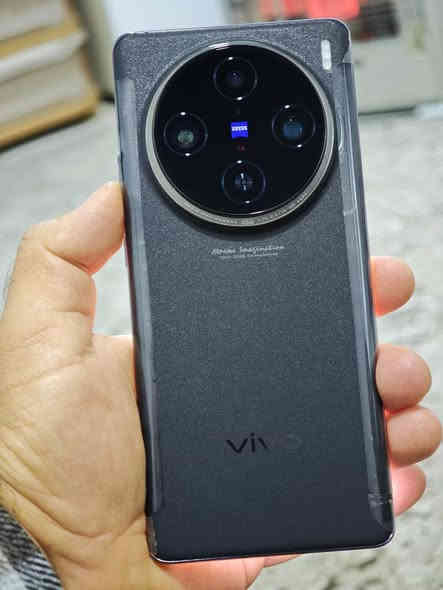 vivo x100pro 
ڕام 16+16 
زاکیرە 1024گێگا  یەک تێرابایت
شاشە 120هێرتز LTPO AMOLED
جوانترین کامێرای هەیە 
کامێرا 50+50+50 مێگا پێکسل 
زوومی کامیرا 100 ئێکس 
پاتری  5400 
بارگاوی کەرەوەی 120وات کامل ئەشیا
هەوا نادات زۆر خاوێنە گۆڕینەوەشم هەیە بۆ پەیوەندی *********** یان لەچات لەخزمەت دام كويسينجاك
