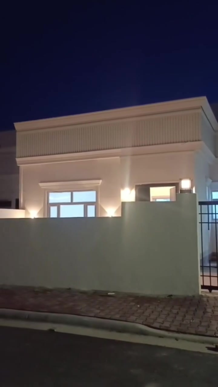 🏡 دار سكنية "زيرو" للبيع في أرقى مجمعات تكريت!
​فرصة استثمارية وسكنية لا تتكرر في مجمع دجلة السكني! بيت جديد (زيرو) لم يُسكن من قبل، مصمم ومقسم بعناية ليلبي احتياجات عائلتك، وبخيارات دفع مرنة تناسب ميزانيتك.
​✨ مواصفات الدار:
​📍 الموقع: تكريت - مجمع دجلة السكني.
​📐 المساحة: 200 متر مربع (طابق واحد).
​🛣️ الواجهة: يقع على شارع بعرض 15 متر (موقع مميز وسهل الوصول).
​🧱 حالة البيت: زيرو (جديد تماماً وجاهز).
​🚪 التقسيم الداخلي:
​🛌 غرف نوم عدد (2).
​🛋️ صالة استقبال واسعة وكبيرة.
​🍳 مطبخ واسع ومريح.
​🚿 مجموعات صحية عدد (2).
​📦 غرفة مخزن إضافية + بيتونة.
​💳 التسهيلات المالية والأسعار:
​💰 السعر الكلي: 135 مليون دينار عراقي فقط!
​🛑 ملاحظة: الدار حرة بالكامل (بدون مبادرة).
​اختر نظام السداد الذي يناسبك:
​🟢 الخيار الأول (استلام مفتاح مباشر):
​مقدمة: 70 مليون دينار.
​قسط شهري: 1 مليون دينار (بدون دفعات سنوية).
​🔵 الخيار الثاني (أقساط مخفضة):
​مقدمة: 70 مليون دينار.
​قسط شهري: 540 ألف دينار فقط.
​دفعة سنوية: 6 ملايين دينار (بدون استلام مفتاح حالياً).
​📞 للاستفسار والمعاينة:
​مكتب المدار للعقارات في خدمتكم دائماً لتقديم أفضل الفرص السكنية والاستثمارية.
​📱 رقم الهاتف: ***********
‏‪***********‬‏
​📍 عنوان المكتب: شارع جليل القصاب مجاور مدرسة التقى
​✨ مكتب المدار للعقارات
.. بوابتكم نحو العقار الأفضل! ✨
