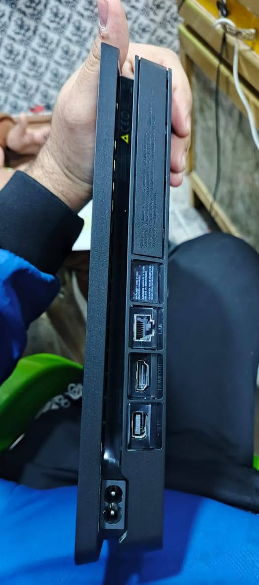 السلام عليكم بلي 4 للبيع 1تير نضافه مثل مموضح بلصوره ما واصل مصلح ملحقات كامله يدات2 اصليه وكيبلات سعره ٣٠٠ وبي مجال الشراي يتفضل خاص او يتصل ***********
