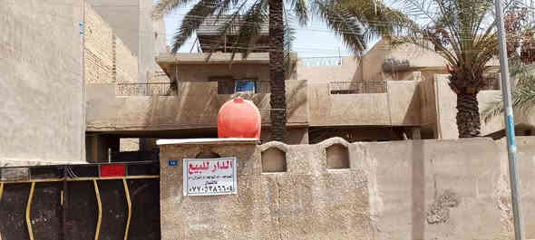 دار للبيع مساحة 300متر حي الرئاسة العبيدي خلف أسواق عقيل الجملة يحتوي الدار على استقبال 3غرف وصالة وصحيات عدد 2 مع حديقة تحتوي على نخل البيت ورثة والورثة متفقين على البيع وكل اجرأت ألبيع جاهزة ملاحظة الدار ملك صرف كراج كبير يتسع إلى 2سيارة للاستفسار اكثر اتصل على رقم الهاتف ***********
