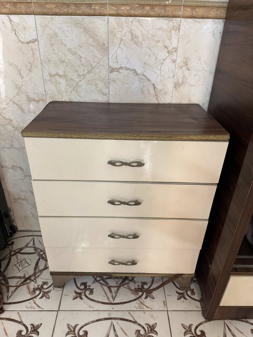 للبيع كنتور + ميز + ميز جرارات + 2 كومدي جربايه
قيم واخذ ***********
