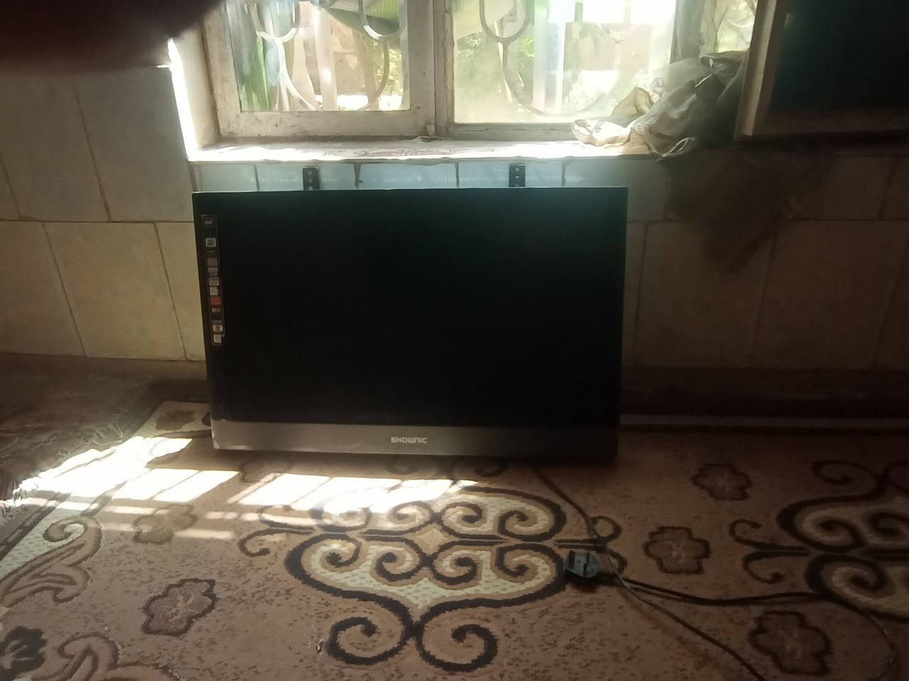 شاشه للبيع ب100 شغاله كامله مكاني حله شاره 80 الاتصال ***********
