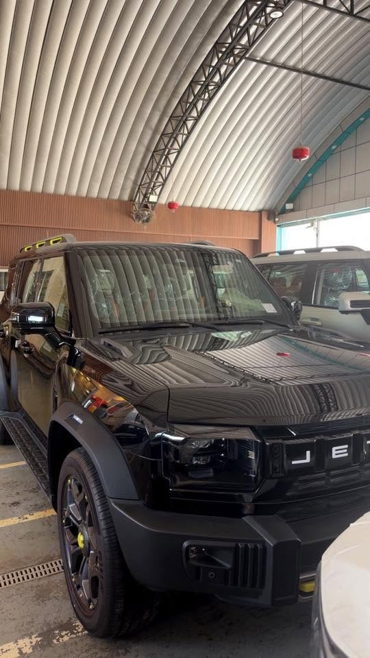 جيتورT2🔥2026
جيتور T2 2.0L LUXURY
العداد: 0km
اللون: جميع موجود💫
داخل زيتوني 
المحرك: 4 أسطوانات L 2.0 تيربو 254 حصان حقن مباشر
عزم الدوران (نيوتن-م): 390
ناقل الحركة: اوتوماتيكي دبل كلاتش من 7 سرعات
الضمان الأساسي: 6 سنوات وعداد كيلومترات مفتوح
ضمان المحرك: 10 سنوات او 1،000،000 
المواصفات:✅
*فتحة سقف بانوراما 1.1م
*إطارات قياس 20 إنچ
*الصندوق شفط
*الشباك الامامي المضاء  بجيتور 
*مثبت سرعة مع رادار تفاعلي
*نظام القيادة شبه الذاتية
*نظام الكبح التلقائي في حالة الطوارئ
*نظام تحذير الاصطدام الامامي والخلفي
*كاميرات محيطية 540 درجة
*حساسات أمامية وخلفية
*نقطة عمياء
*نظام تحذير مغادرة المسار
*نظام المساعدة للبقاء في المسار
*شاشة التحكم بقياس 15.6 إنچ
*شاشة القيادة بقياس 10.25 إنچ
*نظام صوتي متطور 12 سماعة من Sony
*نظام أبل كاربلاي وأندرويد أوتو لاسلكي
*نظام اوامر و تحكم صوتي
*مقصورة الركاب من الجلد الفاخر والكنتارا
*مقعد السائق والراكب كهربائي
*مقاعد السائق والراكب مبردة
*مقاعد السائق والراكب مزود بذاكرة لحفظ 3 وضعيات الجلوس
*إنارة ترحيبية مع إنارة محيطية متعددة الالوان
*عتبات الأبواب مضيئة
*مصابيح أمامية وخلفية أوتوماتيكية LED 
*التكيف التلقائي للضوء العالي
*نظام تقليل الضجيج النشط مع زجاح مزدوج
*المرايا الجانبية قابلة للطي كهربائياً ومدفئة
*دخول ذكي و تشغيل عن بعد
*خاصية إغلاق نوافذ وفتحة السقف عن بعد
*شاحن هاتف لاسلكي سريع
*نظام تنقية الهواء PM2.5 وفلتر N95
*مسند الذراع الوسطي مع ثلاجة
*انماط قيادة متعددة للطرق الوعرة
*وسائد هوائية امامية و جانبية عدد 6
*ماسحات الزجاج الأمامي مع حساس للمطر
*دوسات جانبية
*نظام الفرامل الأوتوماتيكي Autohold
*نظام التحكم بنزول المنحدرات
*نظام المساعدة لصعود المرتفعات
*نظام مراقية ضغط الاطارات
للأستفسار على الرقم:  ***********📞
