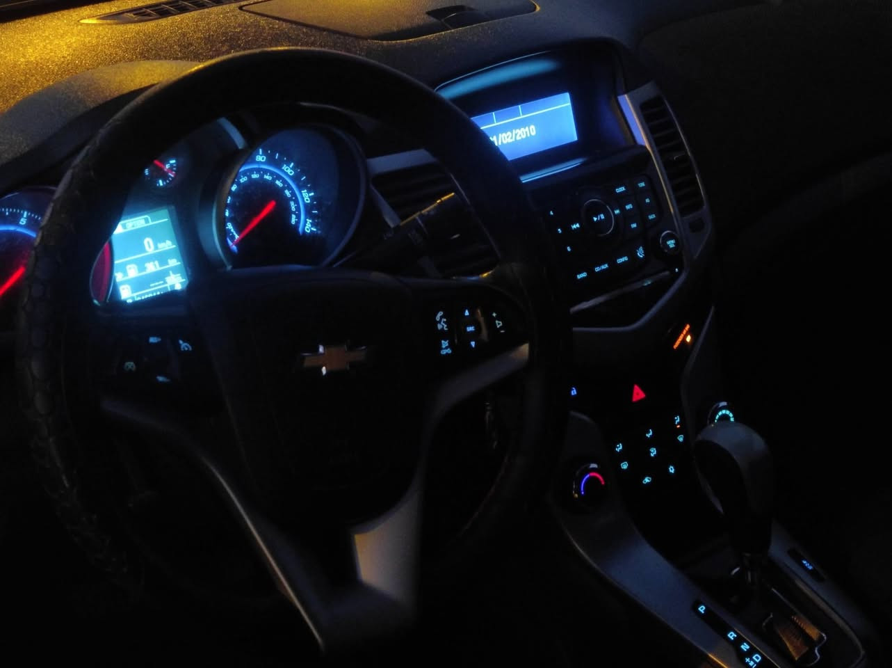 شوفرليت كروز 🇺🇲 موديل 2014 مواصفات
(LT)
تثبيت سرعه 
تحكم ستيرن 
ناطقه
تبريد خير من الله 
تدفئه 
تخم تايد جديد
حداديه خير من الله 

شاشه عطلات (بلاديه)
والسيارة مامتعوبه من البيت للشغل ومن الشغل للبيت 
السياره بأسمي شرط التحويل
السعر((90))
***********
