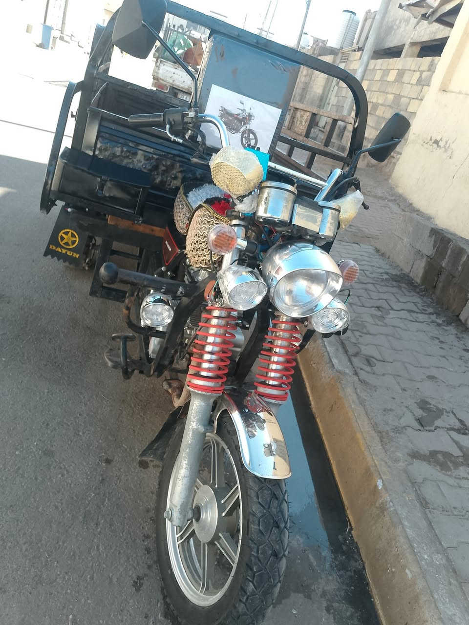 شباب ستوته للبيع موديل 21 مسجله رقم وسنويه 27 تنتهي تحويل ثاني يوم محرك 23 جديد شباب  ستوته جديده وخير من الله كلهه شغاله ونضيفه سعر مليون 900 وبيه مجال مكاني رمادي رقم لهاتف ***********
