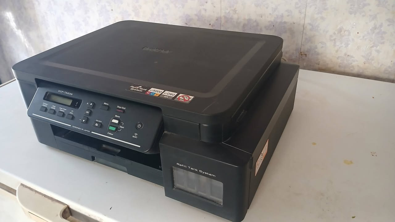 🔥 طابعة Brother بحالة ممتازة للبيع 🔥
نظيفة كلش استعمال قليل اخت الجديدة حتى الحبر إلي يجي وياهه بالكارتونه بعده ما خلص وهذا الحبر الأحتياط الموجود بالصورة هم يجي من الشركة وياهه كارتونتها
طابعة عملية واقتصادية جداً، مناسبة للبيت، المكتب، والطلاب.
✅ المميزات:
🖨️ طباعة + تصوير + سكنر
📶 تدعم الـ Wi-Fi (طباعة من الموبايل)
💧 خزان حبر اقتصادي (تعبئة مباشرة)
⚡ سرعة جيدة وجودة طباعة ممتازة
🧾 تتحمل شغل يومي بدون مشاكل🛠️
الحالة:

تعمل 100% – مجرّبة وجاهزة للاستخدام
نظيفة ولا تحتاج أي صيانة
💰 السعر: (150 الف)
📍 المكان: (بابل)
📞 *********** – يرجى التواصل خاص أو اتصال
