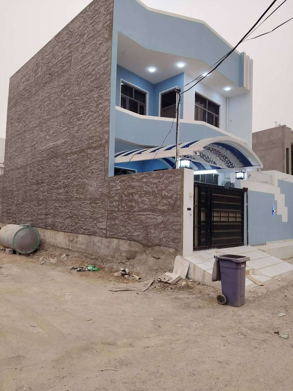 السلام عليكم
بيت للبيع مساحة ١٦٠.الواجه ٨ متر والنزال ٢٠  متر البناء قاطين كامل  غرفتين جوه وثنين فوك وصاله  وحمام  الموقع تقاطع القدس خلف كليه بلاد الرافدين للإستفسار على الرقم *********** السعر ١٤٥ مليون جنس الأرض زراعي ٢٥
