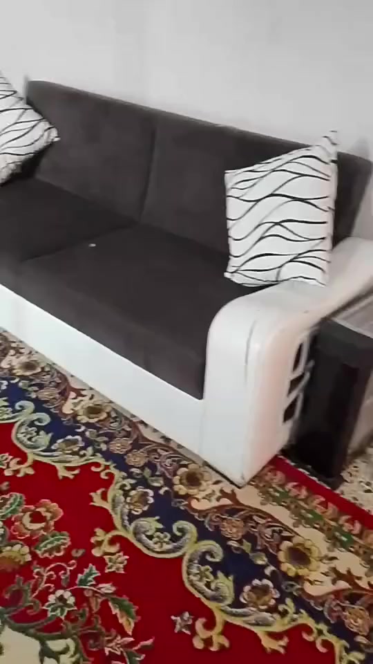 للبيع تخم جلد نوعيه ممتازه لقنغات يتحولن سرير منام ب ميز بلازمه ب 25 لشراي يتصل ع صاحبهن ***********بغداد
