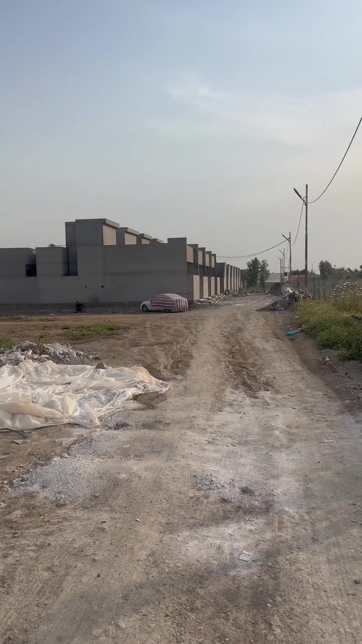 راح يكون اجمل فرع جاهز تبليط وكلشي باقي شهر ويكون كلشي جاهز هنا مساحه البيوت ١٥٠ متر ومساحه القطعتين الباقيه ١٥٠ متر 

خدمات كامل جاهزه تستلمه ***********
