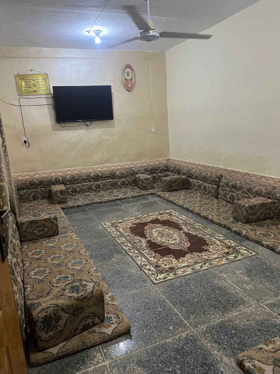 ديوان نضيف للبيع جديد ربل
وجهين يتكون من ٨ دواشك ونص وتكيات ٨ وزوايه ٣
ومساند ١٥ ونص السعر ٣٠٠ وبي مجال قليل عنواني ناصريه 
منصوريه ***********
