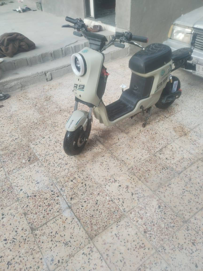 دراجه شحن للبيع شغاله ونضيفه بطاريه جديده سعر 300 مكاني زبير‏‪0782 264 5332‬‏
