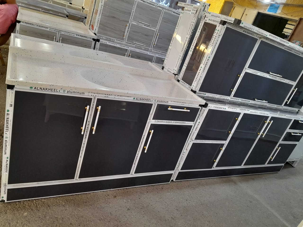 السلام عليكم
معرض التميمي للألمنيوم 
لبيع كافه الكاونترات والقياسات وجميع الألوان حسب الطلب 
              باداره ابو حسين التميمي 
الرقم بي واتساب ***********
