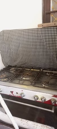 طباخ يونيور شغال فرن وعيون بس بي  نقص العيون الكبار موجودات بالسوك عاد...