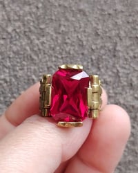 خاتم نحاس • ياقوت باريسي • يدك بالجهاز