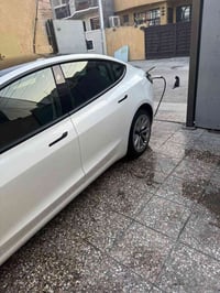 تسلا موديل ٢٠٢٣  مرقم بغداد  باسمي  امبدل بيهه بيبان ثنين نفس لون بلاد...