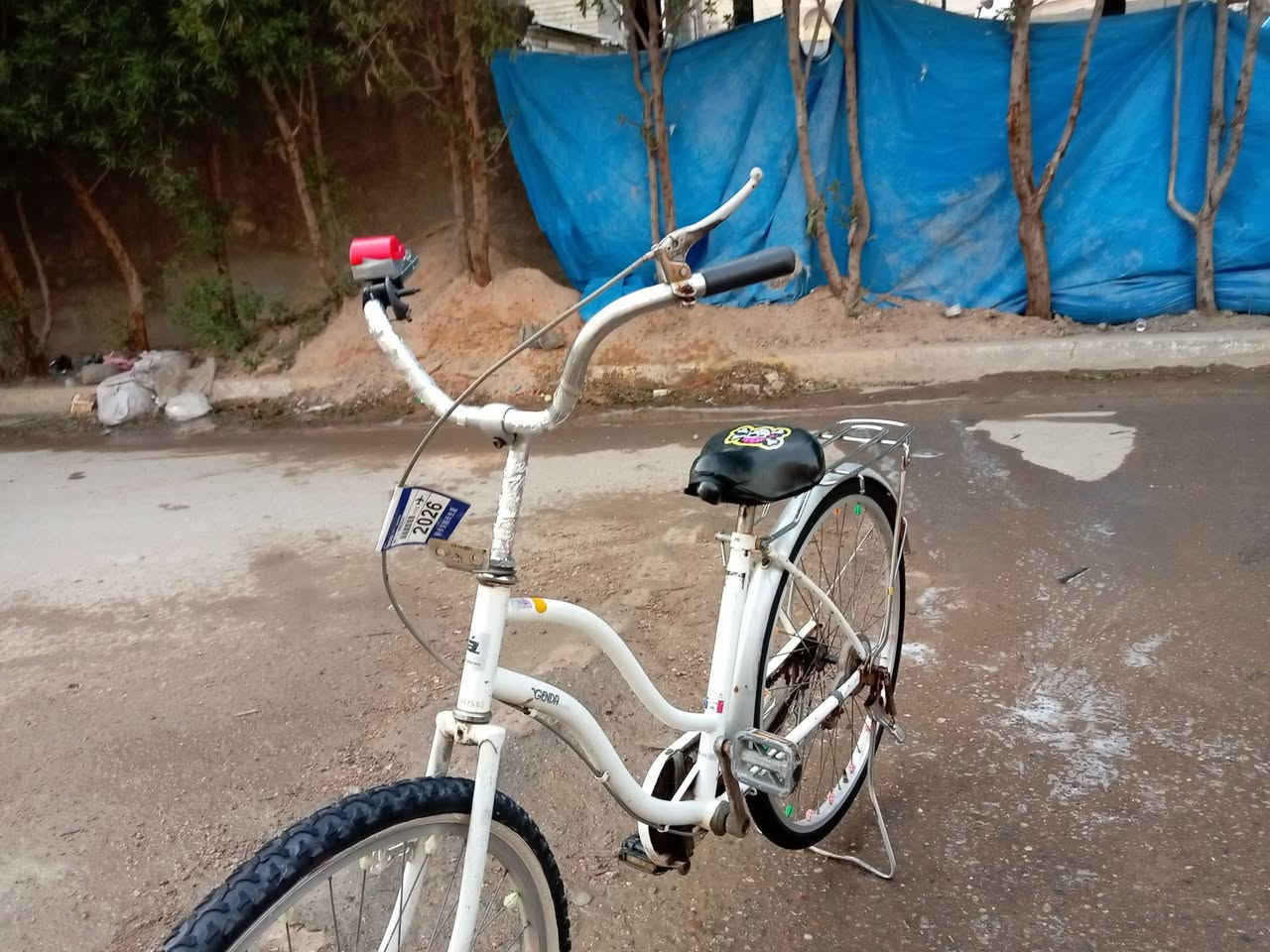 سلام عليكم باسكل حجم 26 مديل2015 البايسكل مختم تأيرات جدد جوابه جدد البايسكل بطه برك شحط لون مميز ابيض  صنيه مال زنجيل البايسكل أحله من الصوره ب ميت مره جاملغات ستان الوياله مختمه الشه مختمه دسك بل عافيه على يأخذه ***********السعر 50وبي مجال حك جيتك
