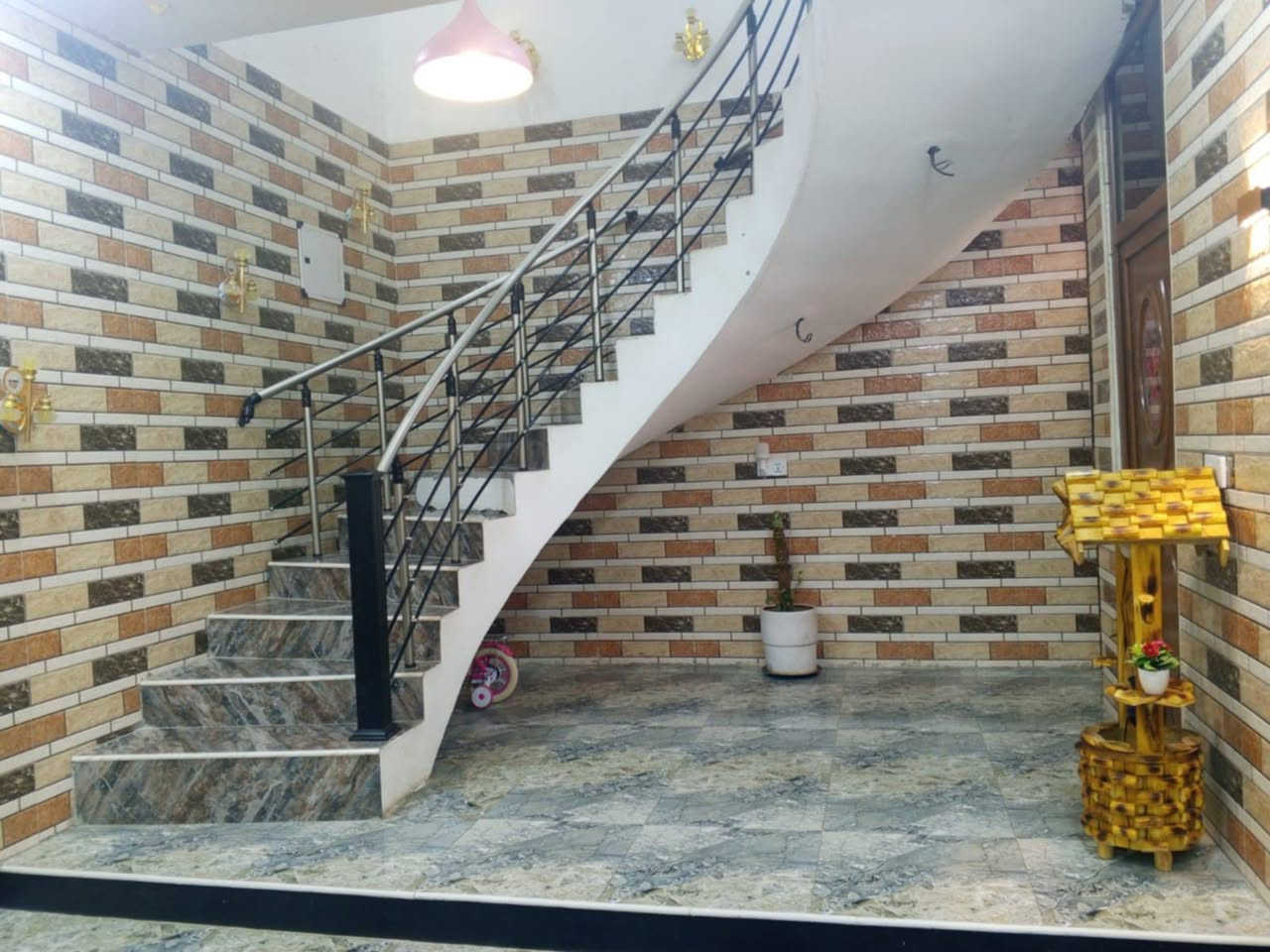 بسم الله الرحمن الرحيم
دار للبيع 

٢٠٠ متر 

موقع جدا راقي. حله بوحمير قرب گنطره مباشرتا 

قرب قاضي حسن 

طابو زراعي سند ٢٥. بناء حديث 

طابقين.  يحتوي.  على ثلاث غرف وباقي ملحقاته كامله 

باقي تفاصيل تفضل  للمكتب وبرسم الخدمه 

مكتب عقار الذهب الابيض في البكرلي بأداره ابو ليث الدليمي.   اخوكم هيثم الدلال ***********
