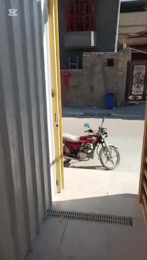 يتوفر بيت للايجار
............................... 
غرفتين  
واستقبال
ومطبخ
 وصالة
 وصحيات داخلية وخارجية 
علمآ البيت جديد 
زون البانزين خانة
للاستفسار
***********
الطابق الارضي تأجر 
الطابق الثاني متوفر
البيت طبق الاصل الاول والثاني
