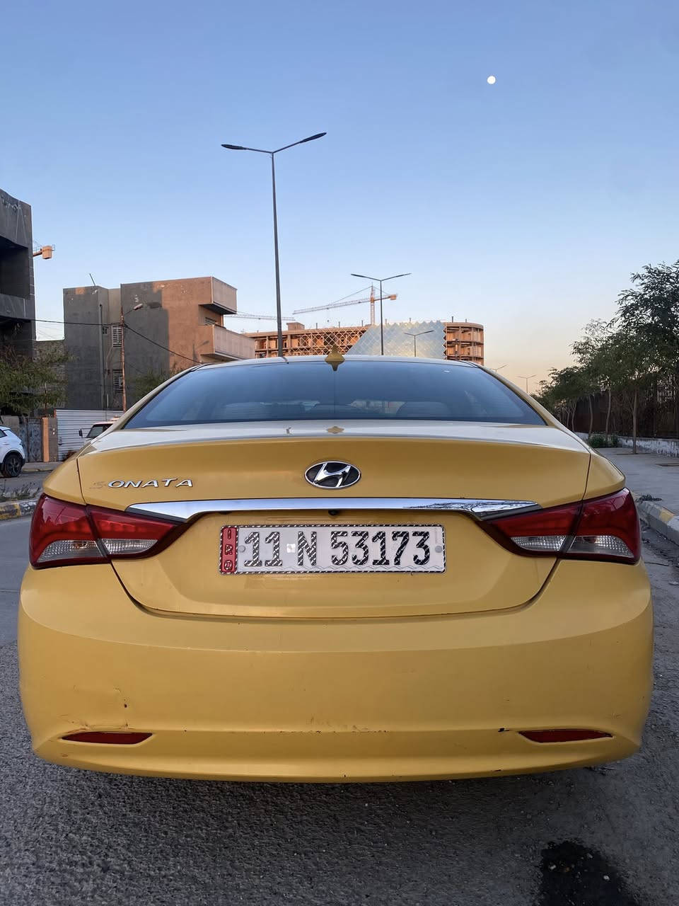 السلام عليكم
‏HYUNDAI SONATA للبيع  
هيونداي سوناتا موديل 2013 
محرك 2400 GDI المحرك امبدل جديد هستوني شاده 
لا تنقيص ولا تبخير خير من الله 
كير 6 نمر ✈️
تبريد ثلج ❄️
السياره خير من الله مرتبه واحلى من الصور 
رقم بغداد الجديد 
🔴المواصفات ومواصفاتها معرفهه السوناتا  
كرسي كهربائي 
تدفئه الكراسي 
شاشه 
كامره خلفيه
مانع انزلاق 
🔊سماعات عدد 8 معه دمام ابلادي 
ويل 16 أنج عدد 5 
لد خلفي 
وبعد بيها مواصفات خير من الله 
بجم كبس بيهه ايرباك البرده طاك والستيرن
السياره وارد امريكي (حادث السياره بأمريكا باب السائق والجاملغ الامامي وبلعراق جاملغ الامامي عكس السائق وباب الراكب ) صور الحادث مرفقه في المنشور
السياره ماشيه 150الف
📍الموقع بغداد الحريه 
السعر 98وبيها مجال للشراي 
الاستفسار اكثر ***********
