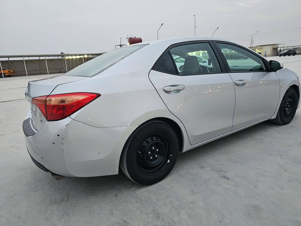 السلام عليكم لبيع كورلا  موديل 2018فئه Le مكينه 1800  وارد أمريكي حادثهه بسيط جدا  جاملغ وبنيد بدون دواخل  وبدون ايرباك + تبديل فقط باب خلف لسايق لسيارة بيها 3 قطع وشرط السونار حره تحويل مباشر رقم واسط سنوية لل2030 صورالحادث بالمنشور السياره جاهزه من كل شي السعر 128وبيهه مجال لشراي مكان السياره الكوت مركز المدينه رقم الهاتف ***********
