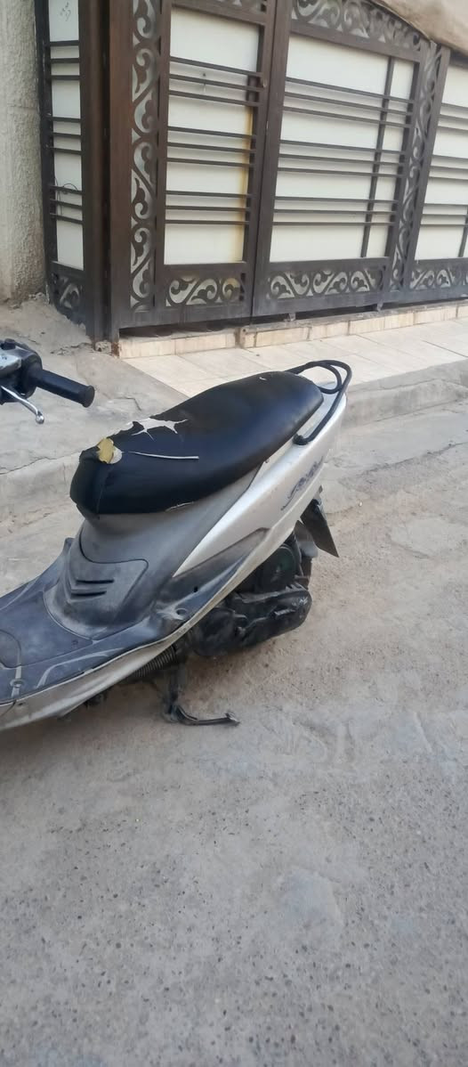 سلام عليكم مرخصت مدير الكروب درجة ماكس 120 مكينه بلادي برغي ما مفتوح بيهة دراجة رمبة شغلة سلف وهندر ناعمة كلش كهربائيات كلهة شغالة بيهة ضرر بل كفر الامامي والدبل الامامي الجاملغ موجود فقط بي كسر يصلح عنوان بغداد البياع الري السعر 450 وبيه مجال بسيط رقم ***********
