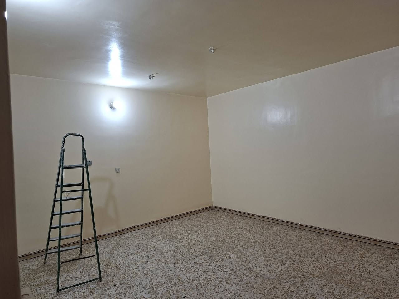 للبيع بيت 🏡 طابو صرف مساحته #١٥٠م واجهه ٦ في ٢٥ #الشرطه_الخامسه شارع المدارس شارع رئيسي  عرض الشارع ١٥ #٤_غرف_نوم وصاله ومطبخ وخدمات طرمه جبيره بيت كامل من كلشي  البيت #نظيف_جدا السعر٢٨٠مليون وبي مجال  #***********ابوصكرمكتب الغدير
