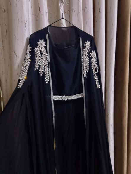 فستان مناسبات جديد ملبوس مرة وحدة سعره ٤٥ وبي مجال
رقم الموبايل ***********
