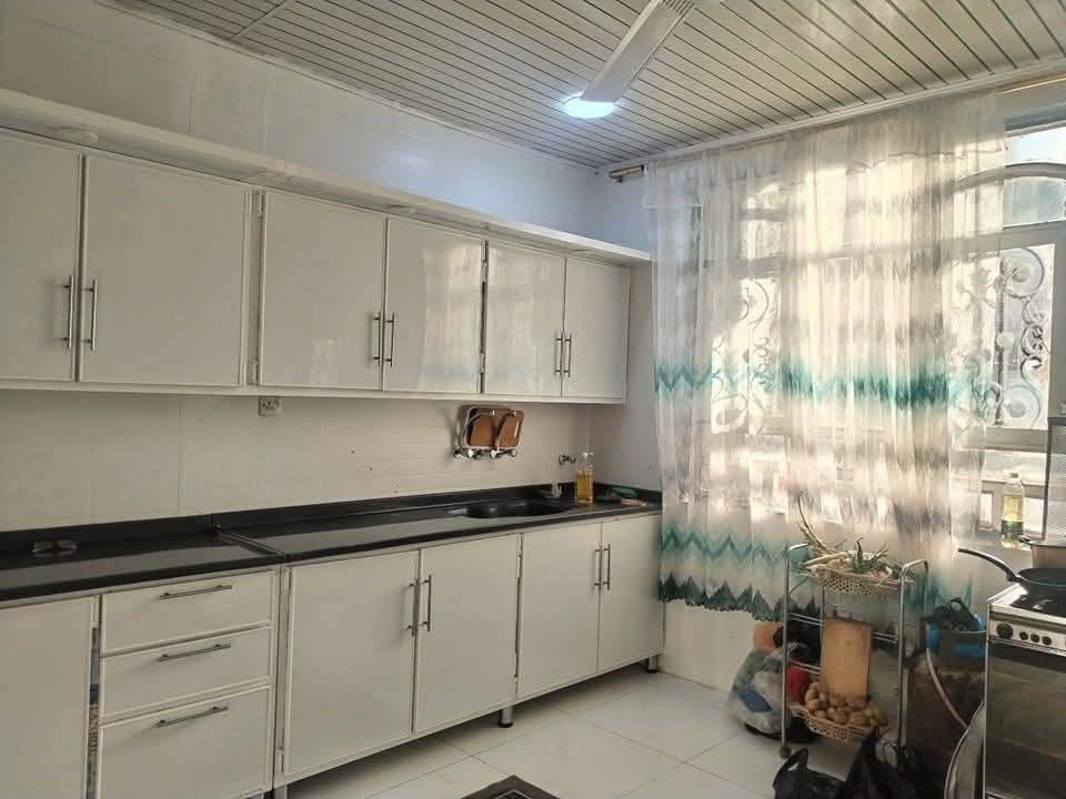 🏠 بيت للبيع - فرصة استثمارية مميزة

📍 الموقع: الجزائر – خلف مستشفى الحياة الأهلي
📐 المساحة: 275 م² (واقع الحال 300 م²)
📏 الواجهة: 14.5 م – النزال: 22.5 م
📜 السند: 25

الشارع عرض 8 او اكثر

البيت طابقين يتكون من:
 • 4 غرف نوم
 • استقبال واسع
 • مطبخ ومنور
 • مجمع صحيات
 • حديقة جميلة
 • طارمة وكلدور جير

🔹 مشتمل بصف البيت (ناقص أرضية ولبخ) – ممكن تأجره مباشرة
🔹 البيت الرئيسي جاهز للسكن
🔹 فرصة لا تعوّض للاستثمار أو السكن

💰 السعر: 225 مليون – بي مجال للتفاوض
📞 للاستفسار: ***********
