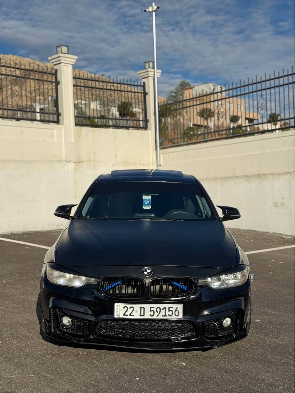 Bmw f30 320i 2017 
                            السلام عليكم
 البيع و مراوس ب رقم  شمالي F30 BMW موديل 2017 حجم 320 توين تيربو 🚀 سيارة وارد امريكي داخله كلين صار حادث بالعراق حادثه بنيد و نص جملوغ صبغ سيارة بدون دواخل كفاله شاصي ولغد رقم اربيل جديد 
مواصفات 
بصمة/محرك ٤ سلندر توين تيربو/كير ٨ نمر/مكفولات/
تبريد قطعتين/سلايت/مراية داخلية+ الجانبية عاكسة/
تحكمات ستيرن/داخل جلد كهرباء+ميموري/شاشة صغير/ 
 نظام قيادة/طبيعي/سبورت/يكو برو/دعامية امامي خلفيM/
مراية باتمان/ ويالة M / حساسات خلفية/ماشيه km ١٢٤/صدر امامي خلفي جديد/ 
ايرباك ستيرن طاك/غرامات ٣٨٠ الف
#السعر ::152$
#رقم الهاتف*********** فايبر/واتس ئاب
 #رقم السيارة : اربيل
#مكان السيارة :دهوك دهوك, العراق
