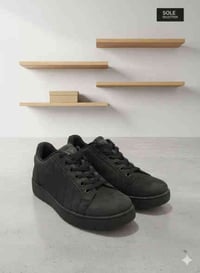 اللون: أسود بالكامل (monochromatic design). التصميم: حذاء رياضي كاجوال...