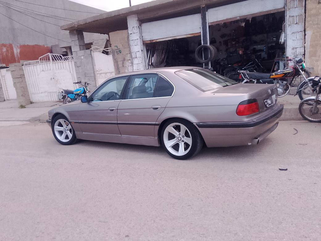 ماشەڵالەماڵی هەموولایەک
BMW740
V8کەپس  گێڕتۆماتیک
سەیارەکەفول فول
کوشن خەزن جڵدوهیتەروکابای
ناوی لەسەردەقی شەریکە ماوەتەوە
ویل هامان تایەی تازە
دەعمولێدراوی نییە
موسوبڕاوە بەشەرت
گێڕومەکینەتەقەوڕەقەی بەشەرت
کامل کارەبای مەزبوت
سەنەوی لەگەڵە بەعوج ئەیفرۆشم
شوێن سەیسایەق
*********** السليمانية, العراق
