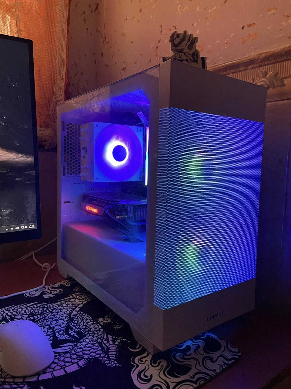 السلام عليكم
pc للبيع بدون كرت شاشة 

المعالج (CPU): AMD Ryzen 5 7600

 لوحة الأم (Motherboard): MSI B650M_B
 الذاكرة العشوائية (RAM): G.SKILL RGB 32GB (2x16GB) 6000MHz  ddr5 (باللون الأبيض)
 وحدة التخزين (SSD): Lexar 1TB NVMe Gen 3
 مبرد المعالج (CPU Cooler): DeepCool AG400 White RGB
 مزود الطاقة (PSU): Thermalright 750W Gold Gen5
 الكيس (Case): Lian Li Lancool 205M White

سعرها  1,200,000

هذا رقمي ***********
عنواني ديالى
توصيل موجود
