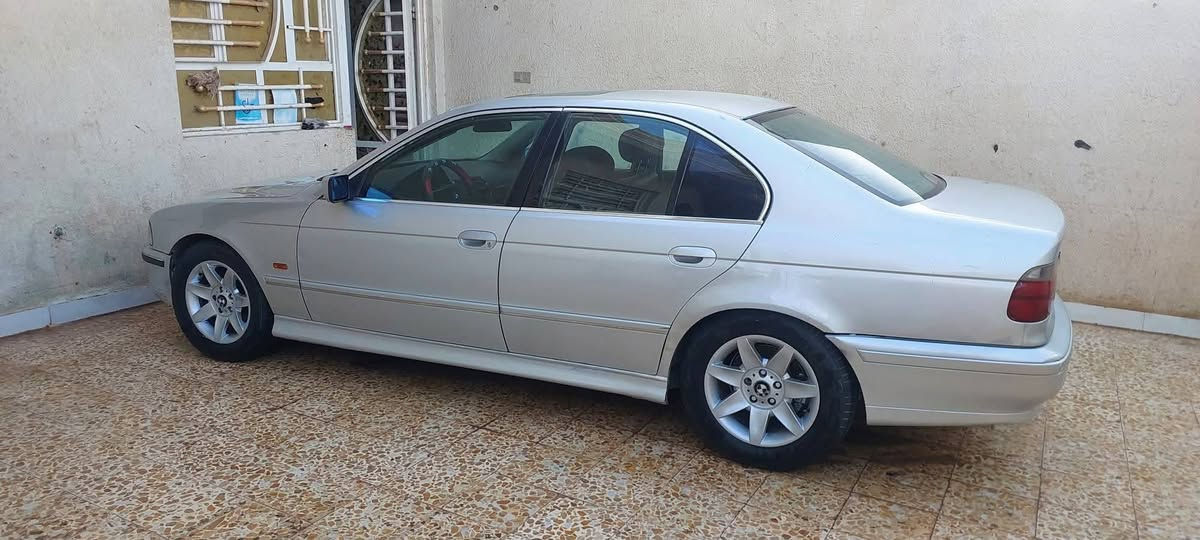 سلام عليكم  اخوان بيئم صقر 528 مكينه وكير وحداديه وتخم تاير جاهزه فول مواصفات سياره بلاديه وجديده صبغ دوس فقط اثر زلوغ والبدي جديد لاضربه ولا صبغ كفاله منضومه زنون غرفه زلغ مابيهه شرط للبيع أو مراوس بأقل  منهه رقم ميسان سنويه لل28تحويل مباشر السعر 75وبيها مجال مكاني العمارة ميسان رقم الهاتف ***********
