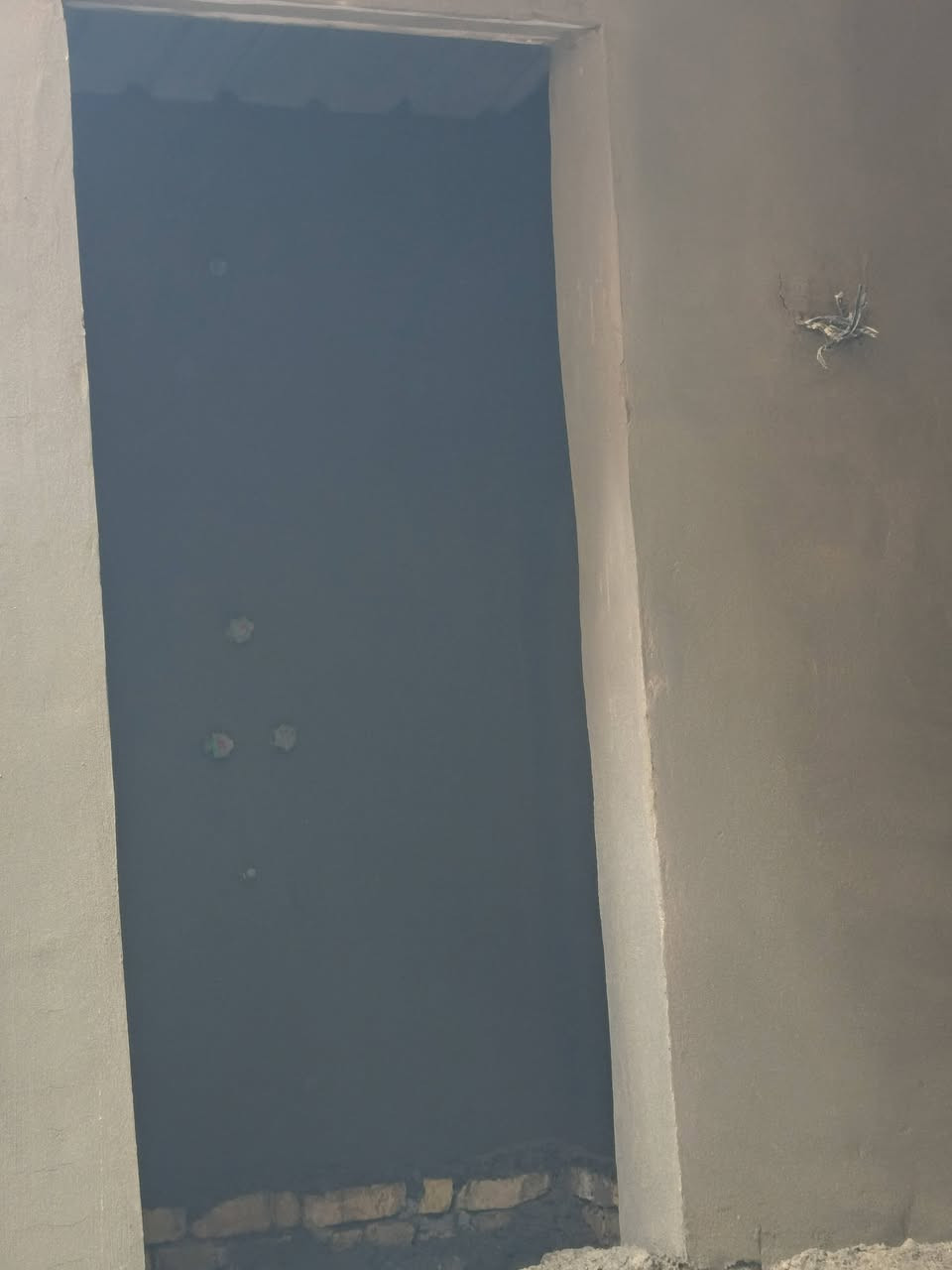 السلام عليكم
خلفه متفرغ اسمنت وجص وبورك
***********
