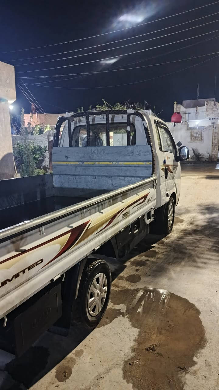 السلام عليكم
للبيع كيا حمل 
موديل 2024
كفاله عامه 
ماشيه 56 
تحويل ثاني يوم 
للاستفسار الاتصال على الرقم
***********
