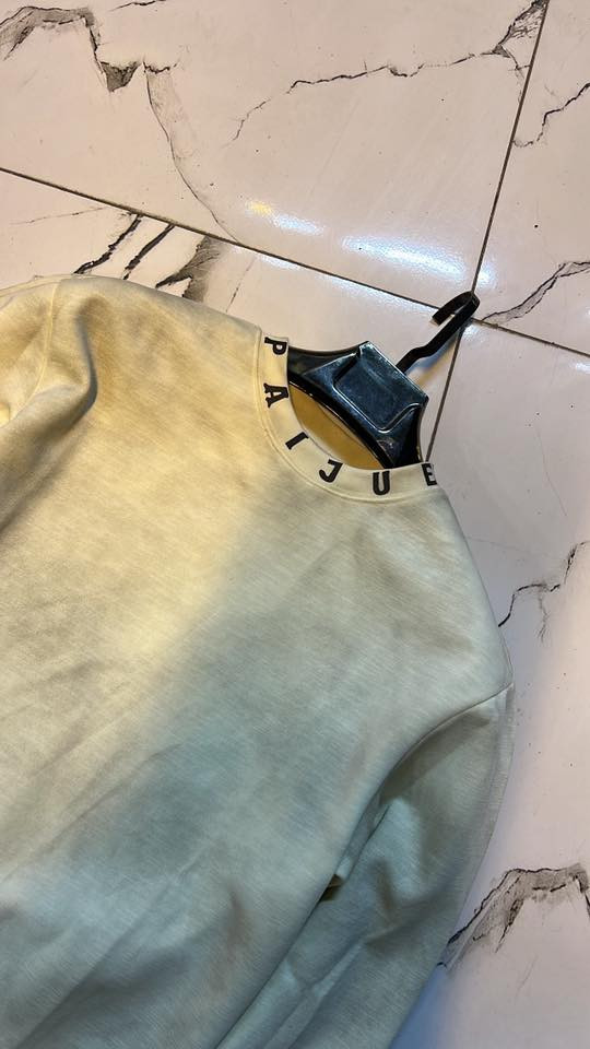 سلام عليكم
شلعت سويترات صيني هاف وسلم 
تقريبا بيهن ٢٠ موديل 
المجوع الكلي ٦٠ قطعه سعر القطعه ٦ الاف دينار 
مكاني بغداد *********** تريدهن راسلني واتس متوفر توصيل جميع محافظات العراق
