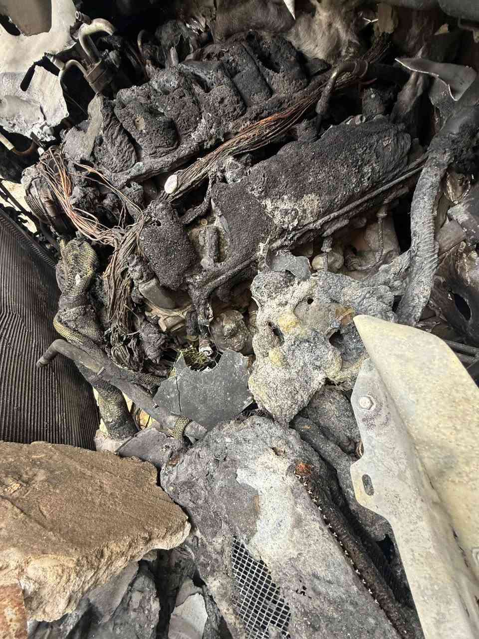 السلام عليكم
اخوان الحلال راحلكم فدوه 
هيه واكفه السياره وكبت يجفيكم الشر
الحمد لله على كل حال
الحرك صار فقط بلبجم
هيه فئه rst فول موصفات
مكينته 5300
رقم بغداد بسمي
وكير ومحرك عل اكثر مابيهم شي
ف اريد نصيحتكم ابيع لو اصلح
واذا ابيع اشكد توصل الي تفيده على هل حطه 
اذا وصلت سعر زين ابيع
***********
