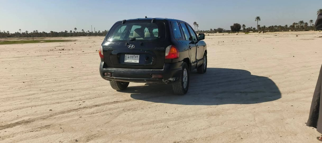 سلام عليكم سياره سنتافيا موديل 2006 لون اسود ◼️ كير +محرك كفاله جدد تخم تاير جديد 
باتري جديد دوشمه جديده السياره مفروشه عازل
صوت من الدشبول لل جنطه السياره مصبوغه 
عام ولصبغ انت شوف بعينڪ...  للبيع او للمراوس..  عنوان السياره ديالى رقم صاحب السياره 👇  السعر 60ورقه وبيها حك الجيه   ***********
واتساب ***********
