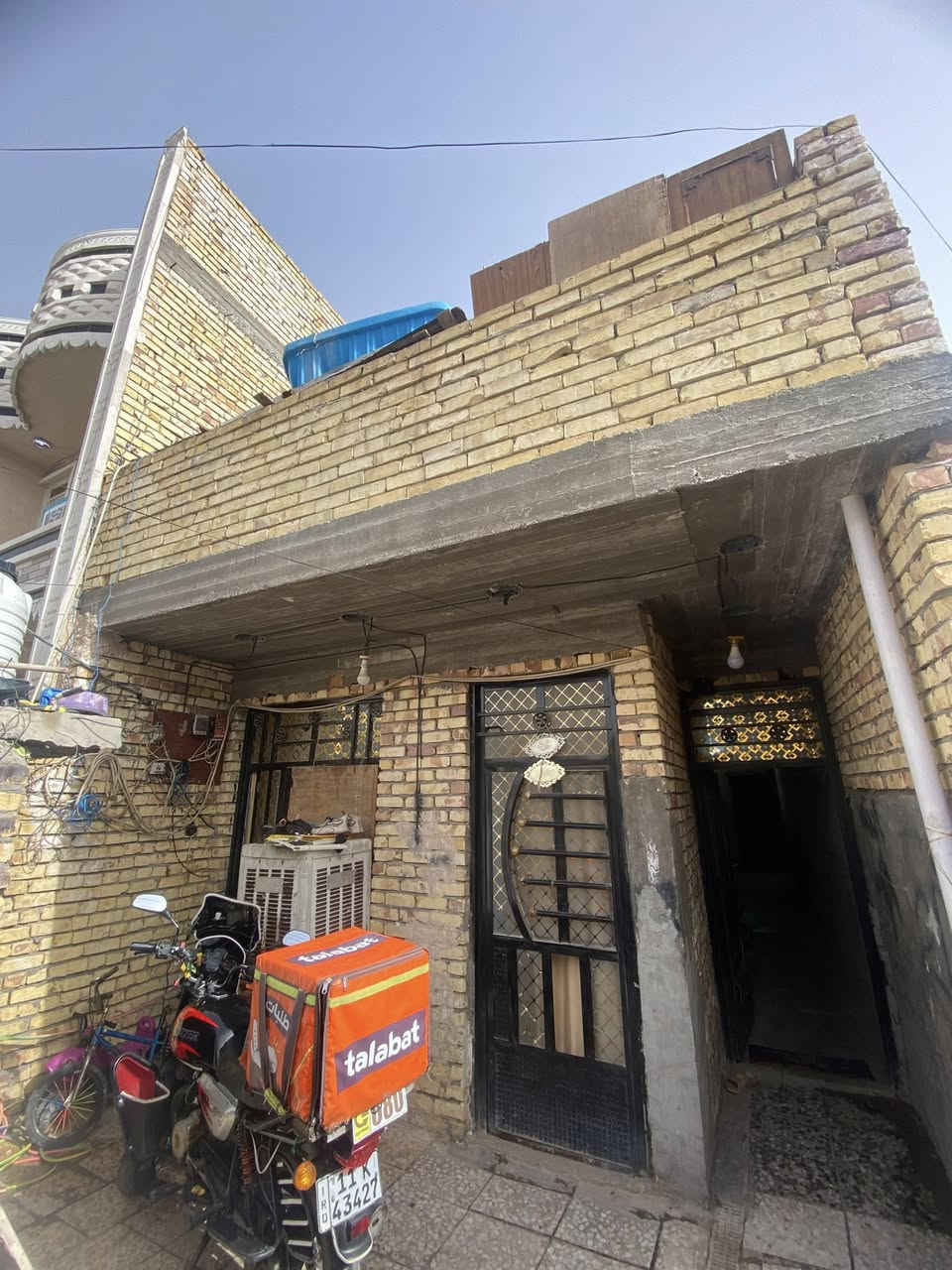 بيت للبيع قضاء الحسينية خلف جامع زينب الكبرى 
مساحه ١٠٠متر ستقبال كامله ممر ما كامل عوزه ترتيب غرفه ومطبخ وحمام عنوان شارع المواكب خلف جامع سيده زينب قريب عليه مدرسه وسوك وخدمات ع شارع سعر 73 وبيه مجال للشراي ستفسر آخر رقم *********** اتصال رصيد وتساب متواجد👍
