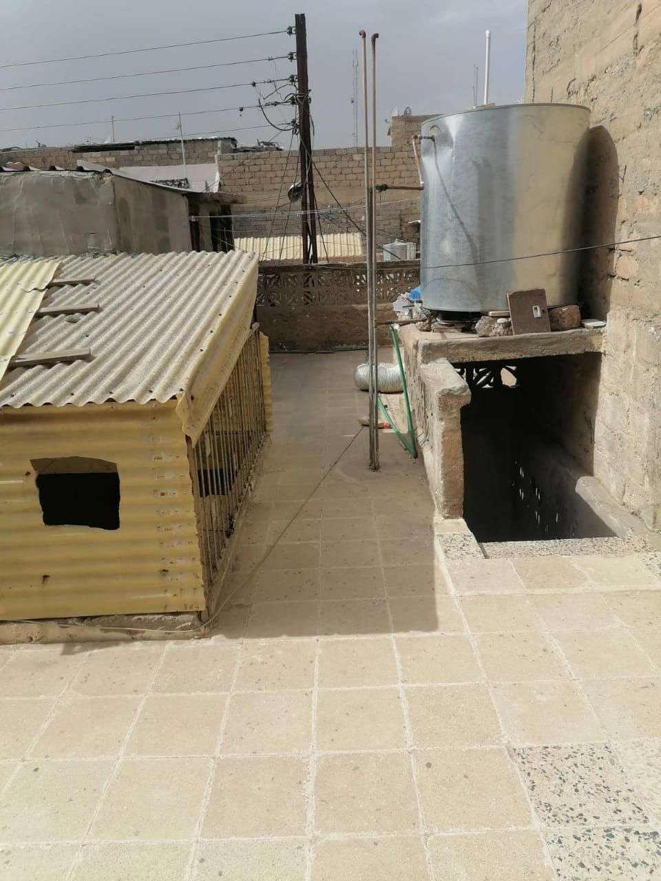 دار شرقي صغير ٧٠متر  , للايجار  في حي الجزائر قريب من شارع التل فرع الوكيل شلال  يحتوي على غرفتين وحوش (مسقف بلاستك)ومطبخ وحمام. وفي السطح مرافق صحية ومخزن  .الارضي والسطح مبلط كاشي .
للتواصل 
***********
