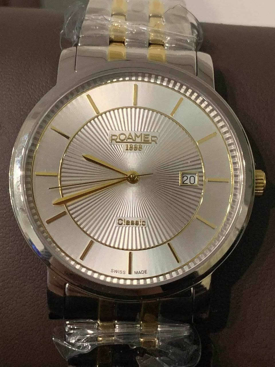 السلام عليكم........
ساعة ROAMER سويسري أصلي بطارية 
مكينة روندا ٥حجر 
القطر ٤٠
مقاوم للماء ٥٠م 
نافذة للعرض التاريخ 
جام زفير ضد الخدش 
سير حديد ستانلس ستيل مطعم لون ذهبي قفل معلم 
جديد غير مستعمل مع العلبة الاصلية وبطاقة الضمان
السعر ١٢٠$
يوجد توصيل ***********
