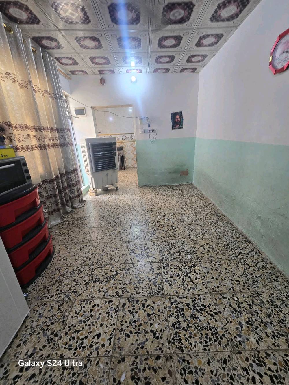  المســــاحة⚜️  100 متر 

الواجهه 5 النزال 20

طابو زراعي وقرار محكمة 🪐

العنــــوان ⚜️  النجف الاشرف // 
 البيت مقابل المطار باب الخروج وتنزل مسافه 200 متر

         🔆  الــتـــفـــــاصـيــــل  🔆
الـبـنـاء  بلوك  درجة أولى 

(( طـــابق واحد)) يحــتوي علئ   استقبال +غرفه  نوم+ صاله+ +مطبخ +صحيات داخليه وخارجية 🏘️ +مكشوفه

البيت تجعيب طابوك وعكاده السكف 
البيت كله سيراميك +كاشي درجه اولى ابو الأربعين 
البيت مصبوغ داخل وخارج 
+ماء +كهرباء 

🔱الــســعـــر  البيت //25مليون مع المجال البسيط

                 
     استفسار اتصل ع هذا رقم ✅***********