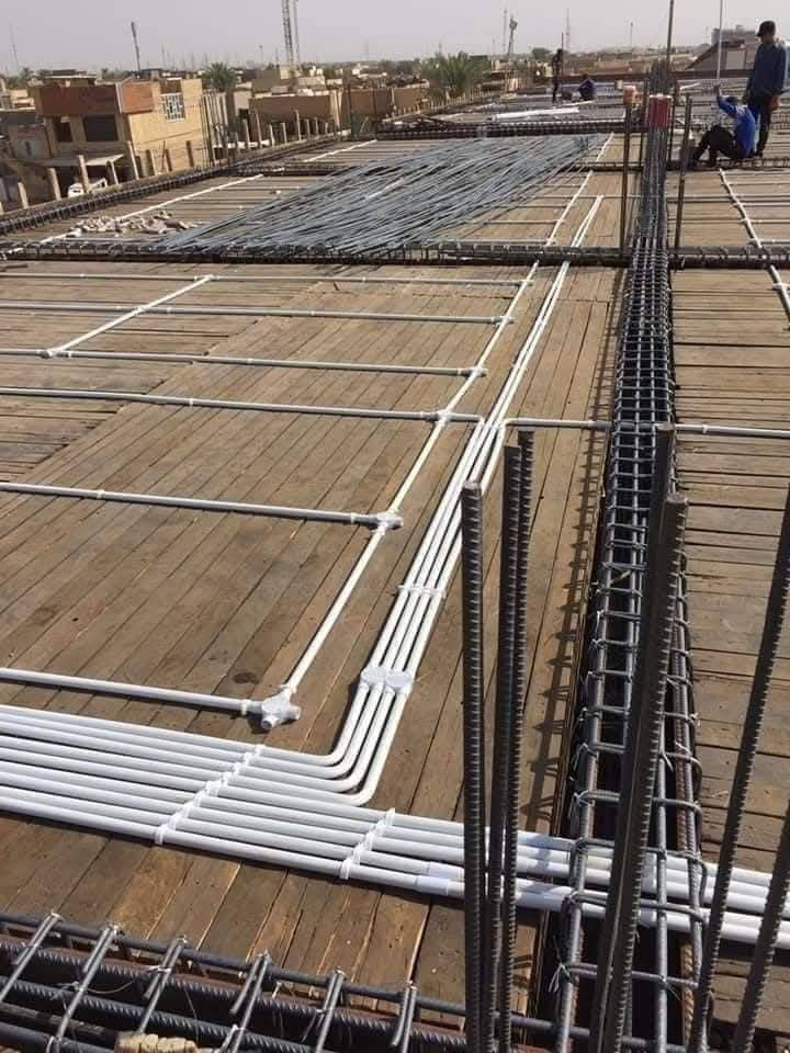 السلام عليكم ورحمة الله وبركاته 
عرض بسعر ٤٥٠ الف للمتر فقط 
بناء دار كامل وتسليم مفتاح وبمواصفات درجة اولى وجميع المواد مفحوصة وتصاميم وخرائط حديثة مجاناً من قبل
 الشركة... 

اولاً الاساس 

1- تنضيف الارض جيداً من الاوساخ والانقاض 
2- فرش الجلمود و السبيس المفحوص بارتفاع ٤٠ سم وحدله مع الرش بحادلة 20 طن
3- فرش الارض باكملها بنايلون زراعي سميك  
4- تاسيس الحصيرة الاولى والجسور حسب تصميم الخارطة بالشيش الاوكراني ورفعها عن الارض ( سبينسر)
5- تاسيس المجاري نوع الامل الشريف وناطق الجبوري ٤ انج مع عمل قالب ثابت للمنهولات واغلاقه حتى نهاية العمل وتسليط الانابيب بطرق هندسية 
6- تسليح الارض بشبكة ثانية من الشيش ff  12 و 16 حسب عدد الطوابق والتصميم الانشائي 
6- صب الارضية ( رفت) صب مركزي c35 بارتفاع لايقل عن ٤٠ سم  مع رش الكلوريدين قبل الصب مع عمل منظومة معالجة الارضة والحشرات

 ثانيا الهيكل 

1- صب بتلو ٢٠  سم من الاسمنت المقاوم 
2- بناء الدار بارتفاع ٣.٢٠للطابق الارضي و٣.١٠ للطابق الاول وبطابوق جمهوري( البيان - ابو الجص - العنكوش)  خالي من الاملاح مع تثبيت انابيب المرازيب والسبالت والستلايت والانترنت مع البناء 
3-عمل قالب الطابق الارضي وعمل رباط سقف للطابق الارضي ٤٠ سم والطابق الاول والبيتونه ٤٠ سم فوق الابواب والشبابيك
4- تثبيت انابيب الكهرباء بالسقف 
5- تسليح بشيش ff  بابعاد ١٥ سم وعمل جسور مخفية في المساحات الكبيرة 
6- صب السقف صب مركزي c35 أجهزة رطبة حديثه ٢٠١٩ 
7 - بناء الطابق الاول  بنفس المواصفات والمواد المذكورة سابقاً مع البيتونة وعمل مرد ماء مسلح  ٢٠×٢٠ للسطح 

الكهرباء والماء والاشتايكر 

1- يتم تاسيس انابيب الماء للدار ٣ خطوط ppr الماني مسلح وتسليك اكثر من خط للنازل مع تاسيس انابيب التقطير للسبالت وتثبيت خلاطات كروهي دفن ٣ خطوط  للدار بالكامل ( الدوش والغربي  ) 
2- يتم تشطيب الخلاطات والصحيات تركي درجه اولى 
3- يتم تاسيس الكهرباء انابيب اردني ( وسلك وسعودي )  وتشطيبها بفتنك اماراتي الوان درجه اولى 
4- لبخ جدران السطح ونثرها  وثم تطبيك السطح بمادة الاشتايكر مع وضع عوازل من قبل شركه مختصة بهذا المجال 

الابواب والشبابيك والمحجرات 

1- يتم وضع فريم حديد مع الكتائب وثم تركيب شبابيك المنيوم  والالوان  حسب رغبة صاحب الدار
2- يتم تركيب الابواب القاصه للصاله وابوب تركي  للداخل وابواب (pvs  -   المنيوم ) للخدمات والمناور حسب الرغبة من قبل صاحب الدار
 3- يتم تركيب محجرات المنيوم تركي ٤ خطوط شخاطه  

السيراميك والبياض والارضية

1- يتم اجلاء جدران المطبخ والخدمات بالسيراميك االاسباني  والمناور للاستفسار الاتصال على الرقم ***********
