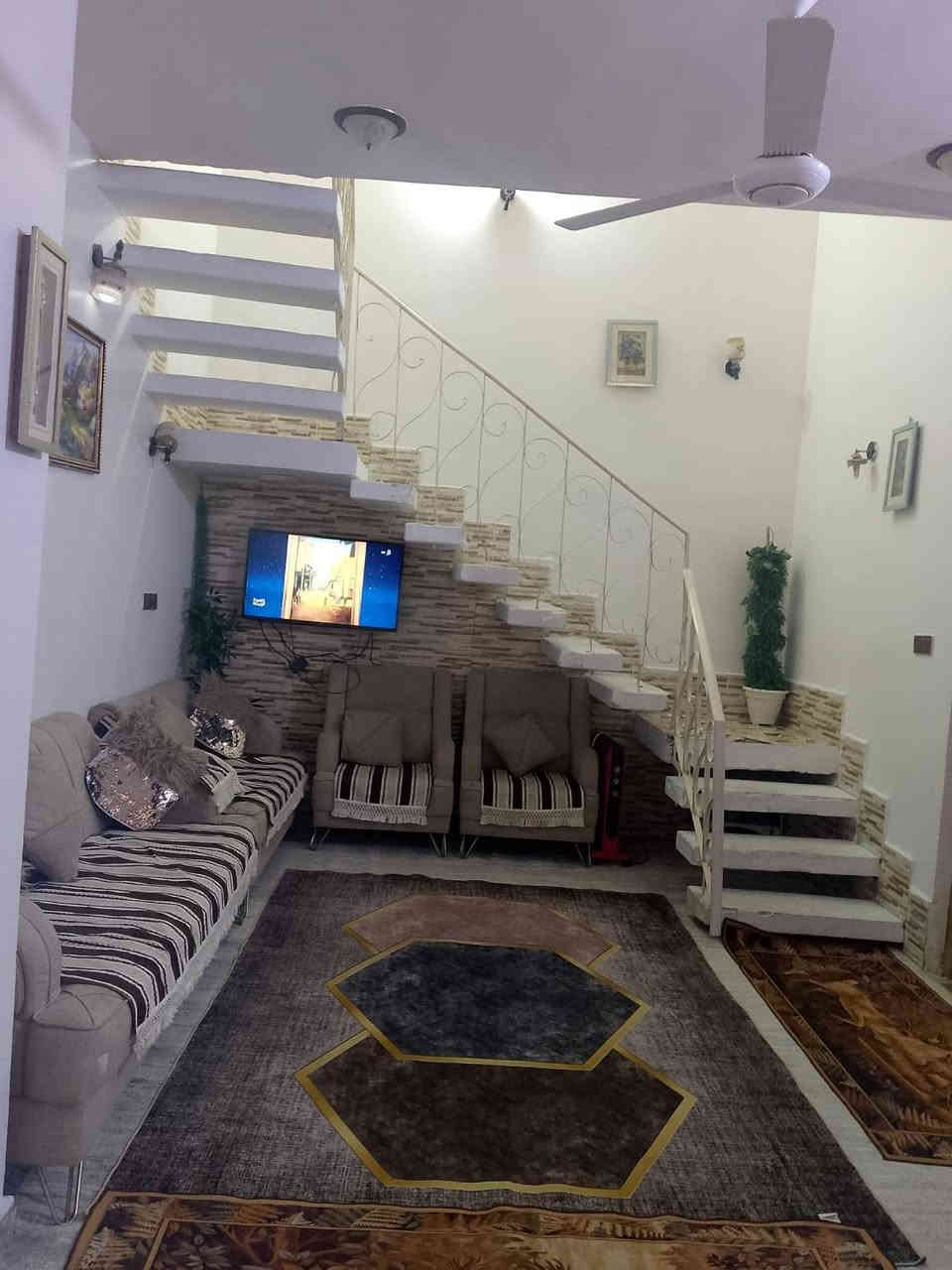 بيت للبيع مساحته ١٥٠ سعره ٢٠٠ قابل للتفاوض موقعه نزال قرب مطعم حجي حسين  ***********
