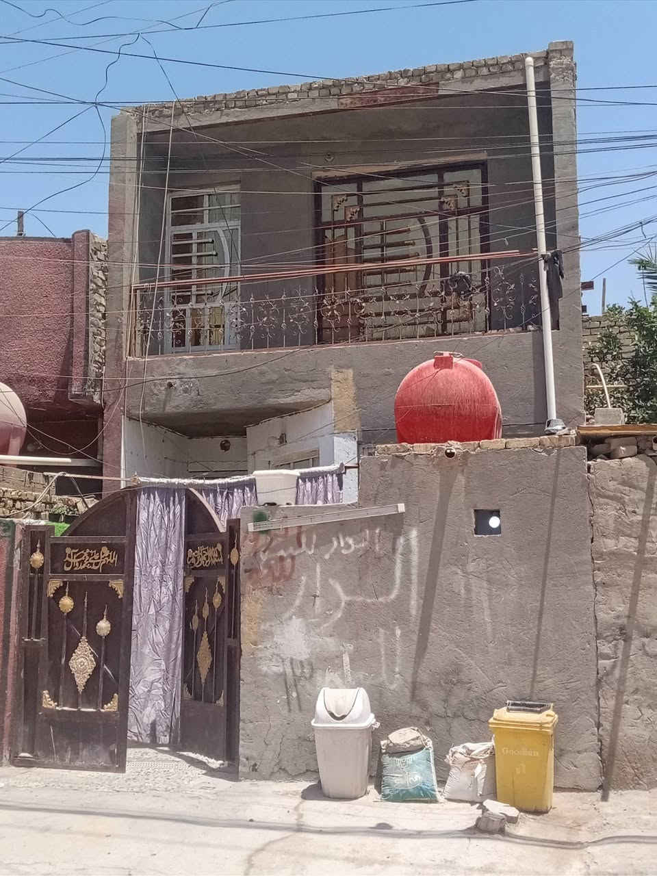 بيت ب حي طارق  طبقين بي 3 غرف طابق الرضي كامل الفوك بي بس نقص كاشي  مساحه 100 متر  شارع الوسط يم حسينية ابي صالح، *********** الاستفسار
