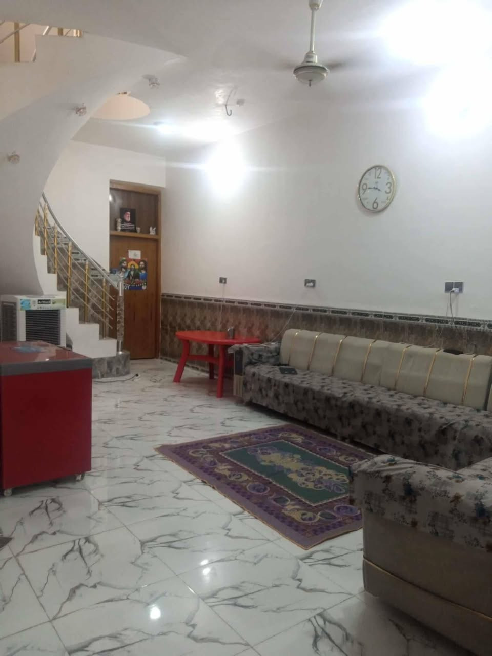 ياالله
بيت طابو صرف طابقين مسلح مساحته البيت 125 متر 🏠

الموقع حي العسكري الغربي العلويات 

يبعد عن الشارع العام 60 متر يتكون من 3 غرف مع صاله مع استقبال مع مطبخ مع مغاسل عدد 3 رباط عرض متر والداخل 80 ارتفاع عن الشارع متر بناءً حديث شوف عينك السعر خاص *********** وأتساب شغال 👉🏠

