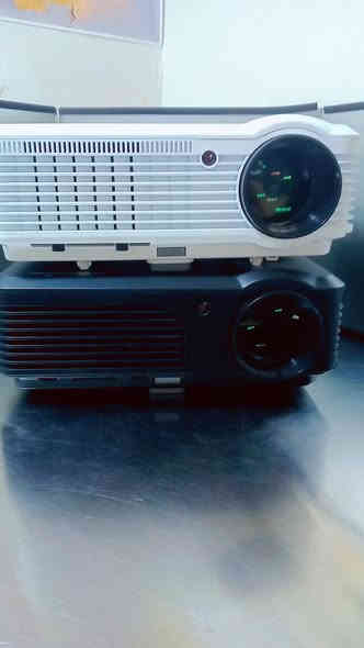 داتا شو امزون  دقه عاليه اعلى سعر ابيع يتوفر توصيل ***********
wif. Bluetooth.    تربط هاتف لابتوب شاشة  نضام اندرويد  فول واصفات عملاقة 

دقة العرض الاصليه FULL HD 1080P
السطوع الومنز 8000
نسبة التباين 12000:1
حجم الشاشه من 40 بوصه الى 200 بوصه
نوع العدسه : عدسة زجاجيه متعددة الطبقات
عمر العدسه 50000 ساعه
مداخل الفديو HDMI : USB : VGA :
